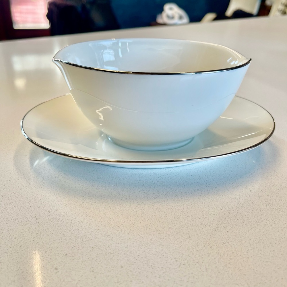 Noritake Simplicity 7533 Gravy boat with under plate ivory silver Platinum Trim